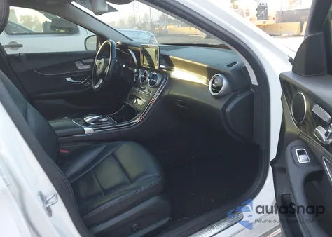 2016 Mercedes-Benz C 300 z USA, uszkodzony, nr VIN 55SWF4JB4GU127263